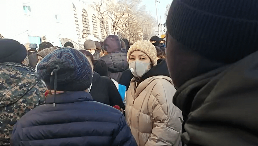 Двое часами удерживавшихся силовиками активистов госпитализированы с обморожением в Алматы (видео)