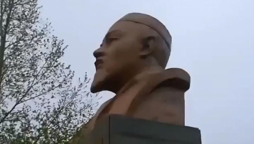 Власти Степногорска опровергли информацию о превращении бюста Ленина в памятник Абаю (видео)