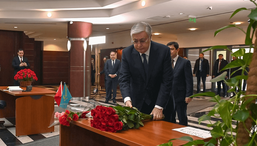 Токаев посетил посольство Турции в Казахстане и оставил запись в книге соболезнований
