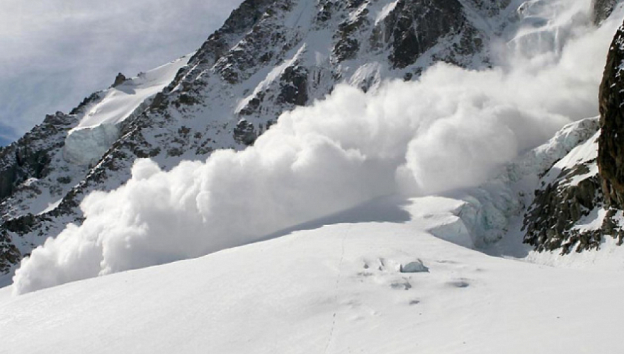 Опасность схода лавин сохраняется в горах в Алматы в ближайшие трое суток