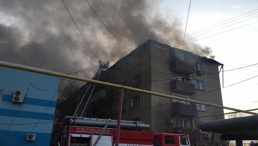30 человек эвакуировали из-за пожара в пятиэтажном доме в Атырау