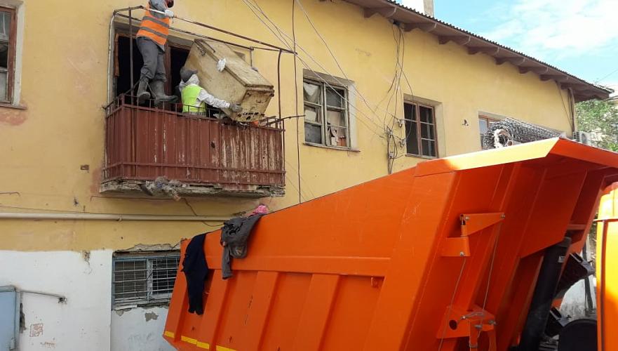 Свыше 30 тонн мусора вывезли коммунальные службы из квартиры жительницы Атырау