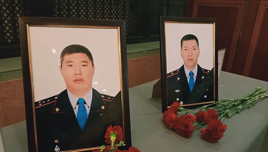 У одного из погибших в Алматы полицейских осталось пятеро детей, у второго – двое