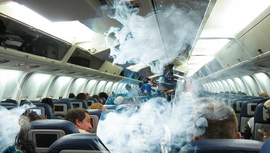 Курившую на борту самолета пассажирку наказали в Павлодаре