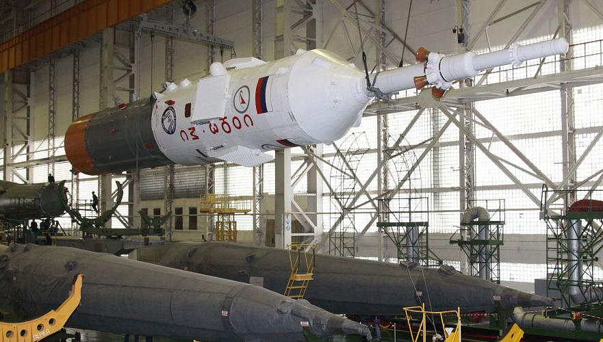 Ракету с транспортным кораблем «Союз МС-08» на Байконуре подготовили к вывозу на старт