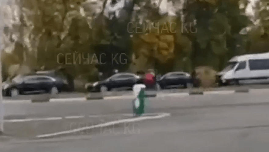 «Они бегут в Казахстан» – видео с чиновниками на трех Cadillac рассылают кыргызстанцы