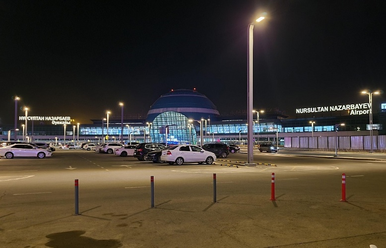 Сколько аэропортов в астане. Международный аэропорт Нурсултан Назарбаев. Стоянка в Астане в аэропорту. Аэропорт Астана фото внутри. Аэропорт Магнитогорск.