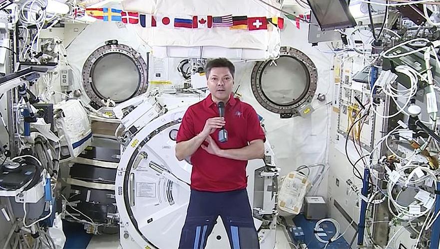 Российский космонавт поздравил землян с Новым годом