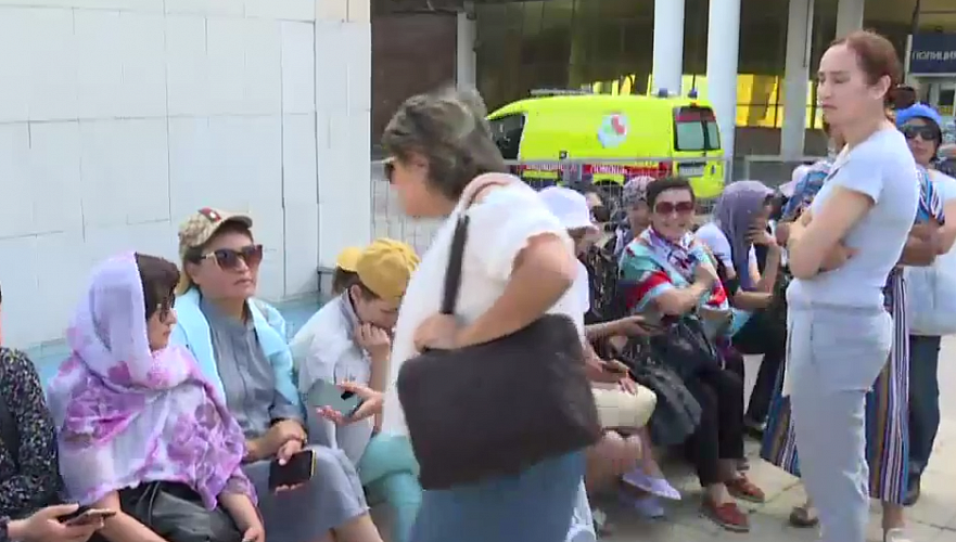 Десятки многодетных матерей пришли с требованиями к зданию кабмина в Нур-Султане