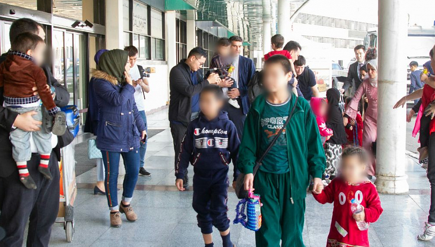 Эвакуированные из иракской тюрьмы 14 казахстанских детей прибыли в Казахстан без матерей