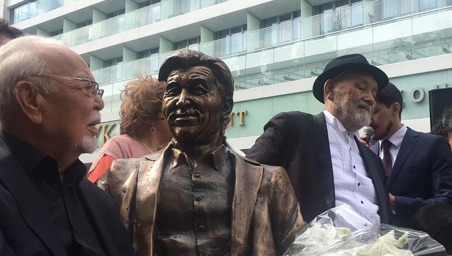 В Алматы открыли бронзовую скульптуру Шакена Айманова 
