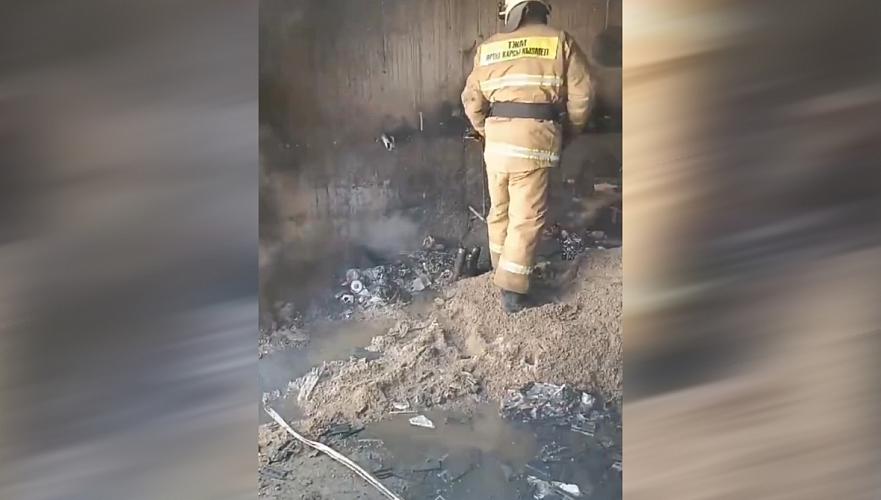 Строительный мусор горел в жилой многоэтажке Алматы 