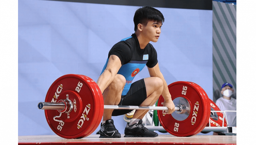Казахстанец Акмолда Сайрамкез вышел в лидеры чемпионата Азии по тяжелой атлетике