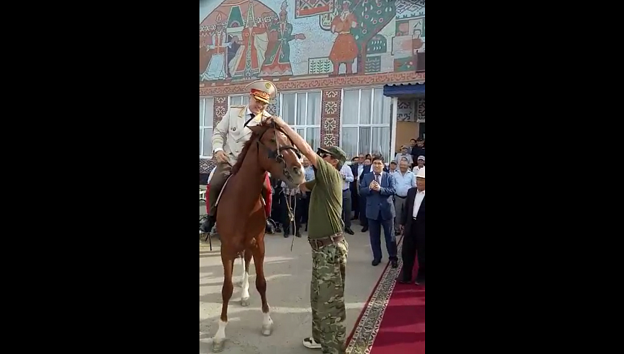 Видео с «дарением» лошади начальнику полиции Атырауской области стало поводом для расследования