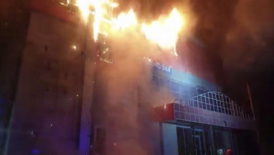 Крупный пожар разгорелся в трехэтажном здании по улице Толе би в Алматы 