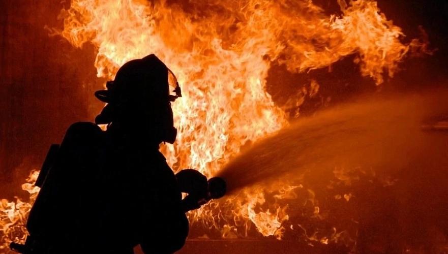 Крупный пожар тушат в одном из ресторанов Алматинской области