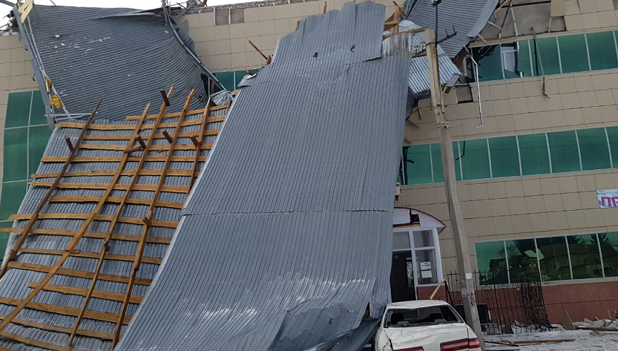 Сорванная с ресторана кровля обесточила две многоэтажки и повредила три авто в Экибастузе