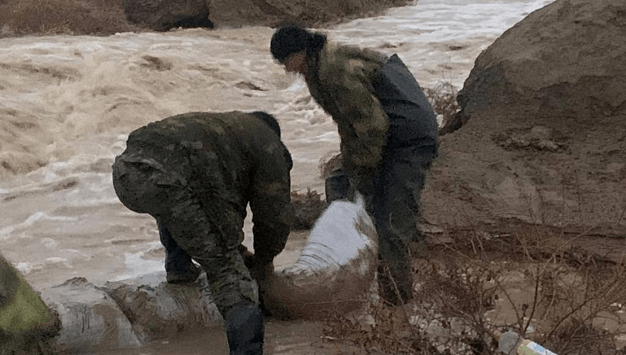 МЧС о паводках в Туркестанской области: Поток воды продолжается, прогнозы синоптиков неутешительные