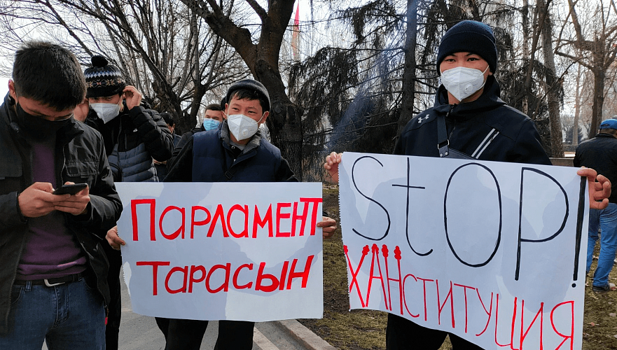Митинг против «Ханституции» проходит в Бишкеке – участники хотят подать в суд на Жапарова