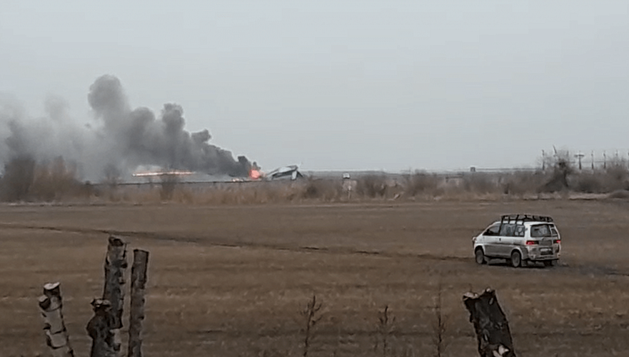 Разбившийся в Алматы самолет упал между двумя взлетно-посадочными полосами