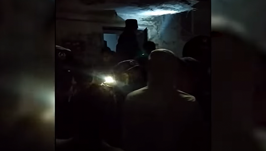 В Сатпаеве массово требовали самосуда над удерживавшим пропавшую девочку в квартире (видео)