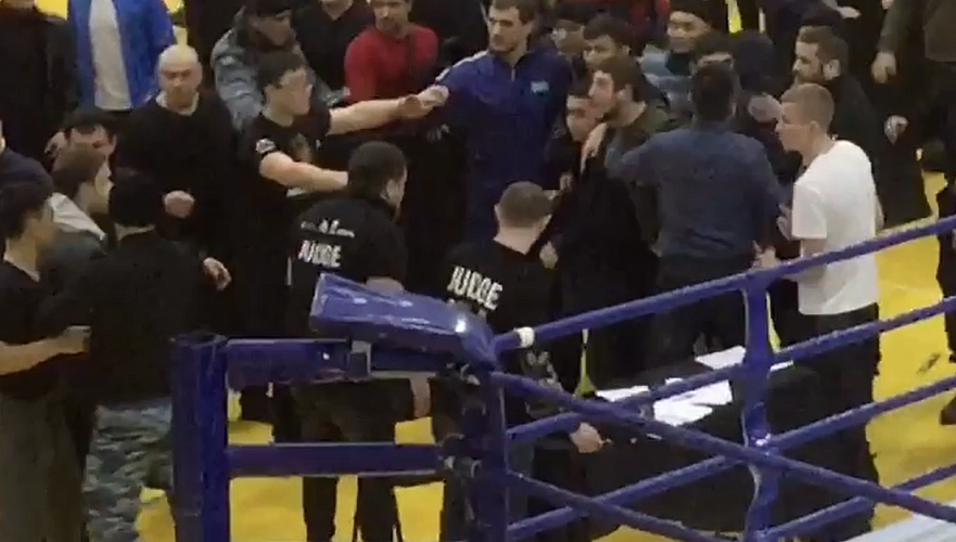 Массовая драка произошла на чемпионате по MMA в Нур-Султане (видео)