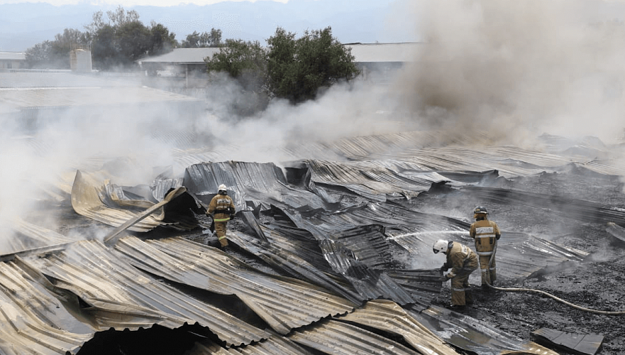 Крупный пожар на складе потушили в Алматы