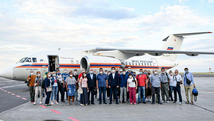32 врача прибыли в Нур-Султан спецрейсом из России для помощи в борьбе с COVID-19