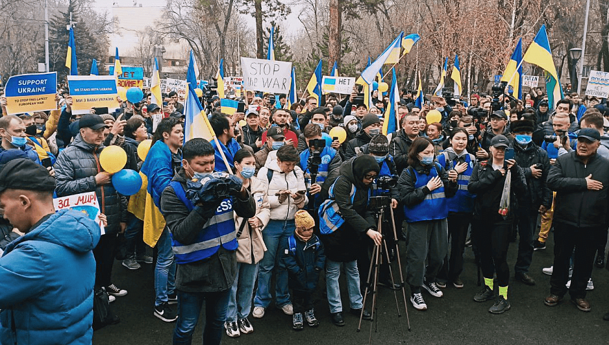 Украинке грозит депортация из Казахстана за удаленный репост о митинге в поддержку Украины