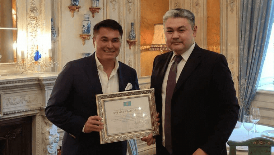 Глава российского музыкального канала получил почетную грамоту президента Казахстана