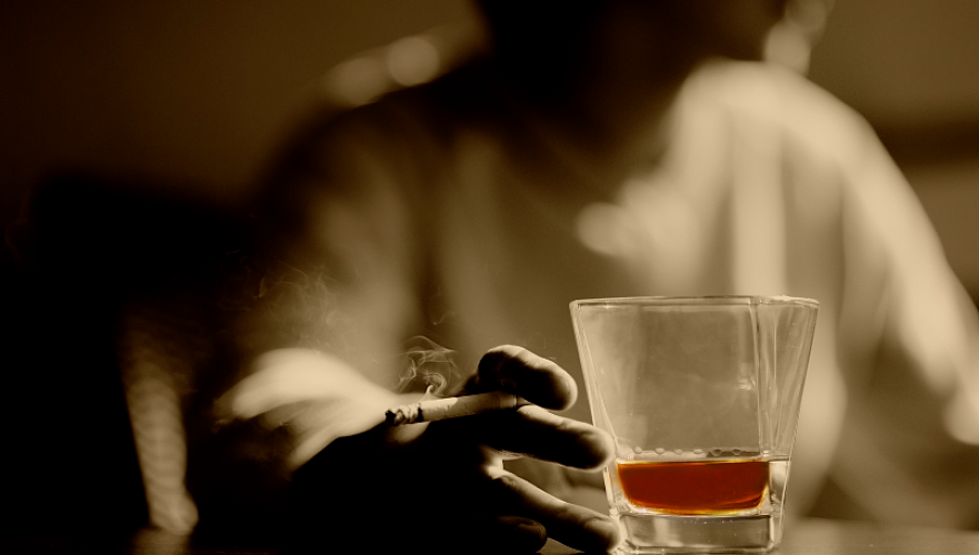 Более 80 человек отравились контрафактным алкоголем в Индонезии 