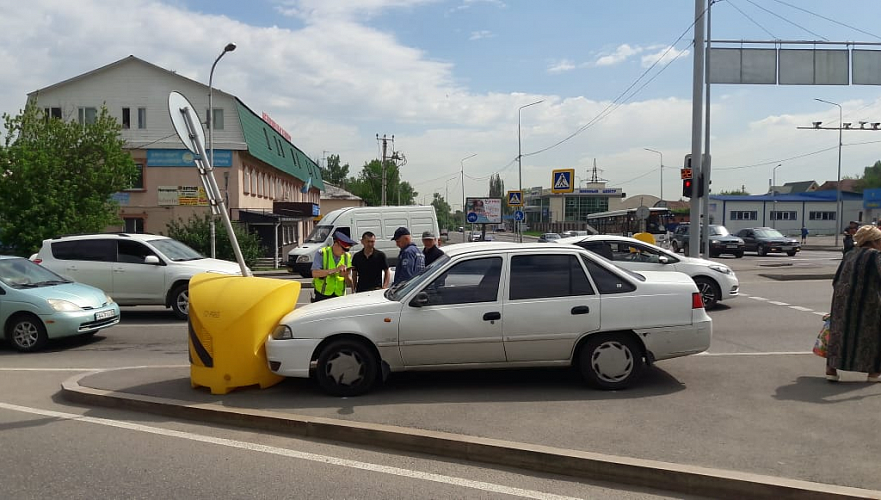 Водитель врезался в отбойник и скончался за рулем автомобиля в Алматы