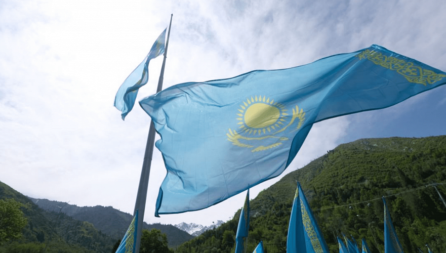 Более тысячи человек участвовали в церемонии поднятия флага в Алматы