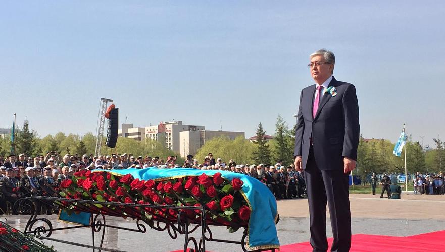 Токаев возложил цветы к монументу «Отан қорғаушылар» в Нур-Султане