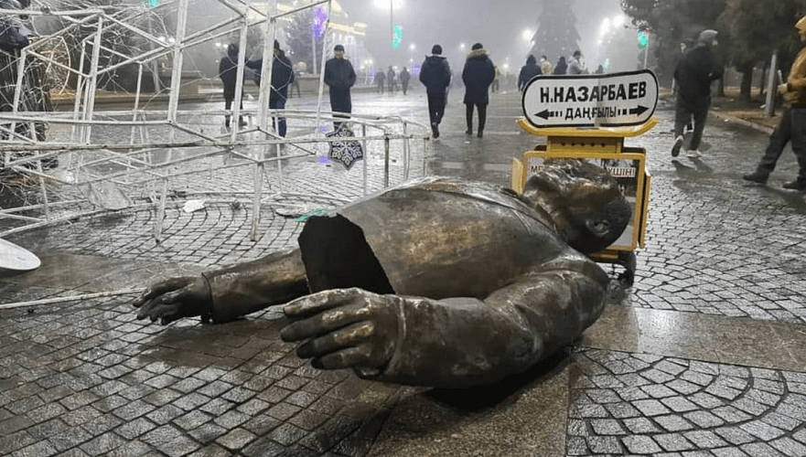 Снос памятника Назарбаеву в Талдыкоргане расследуют спецпрокуроры