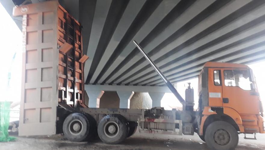 Грузовик врезался в бетонную опору моста в Павлодарской области