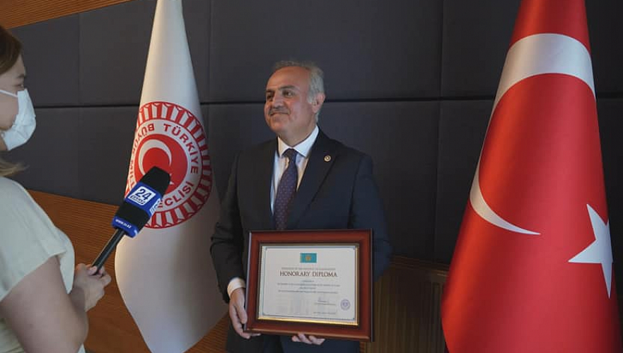 Спасший казахстанского младенца турецкий врач получил награду от имени Токаева