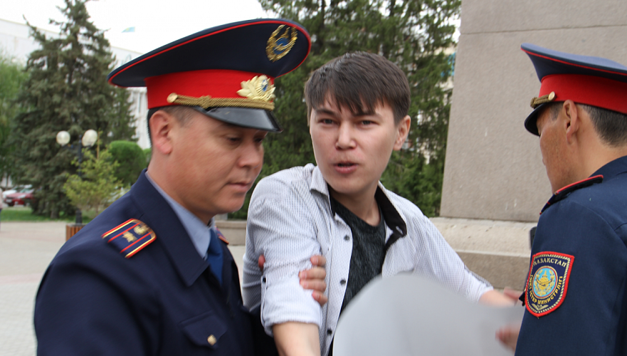 BBC и New York Times рассказали о задержании жителя Уральска с пустым плакатом