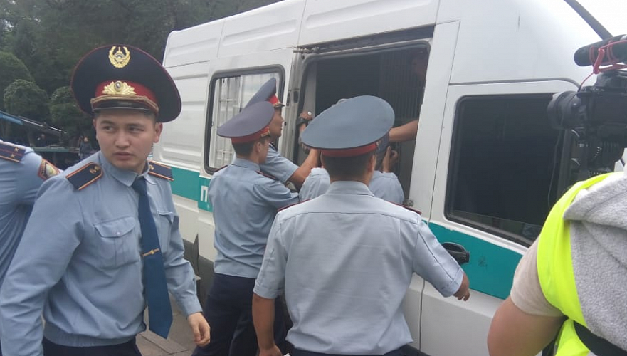 Жестокие задержания митингующих в день выборов в Алматы (видео, часть первая)