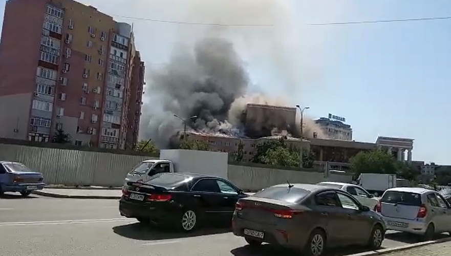 Драмтеатр горит в Атырау (видео)