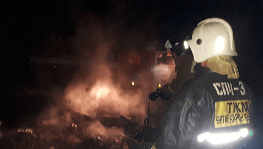 Останки тел троих человек нашли после пожара в дачном домике в Лисаковске