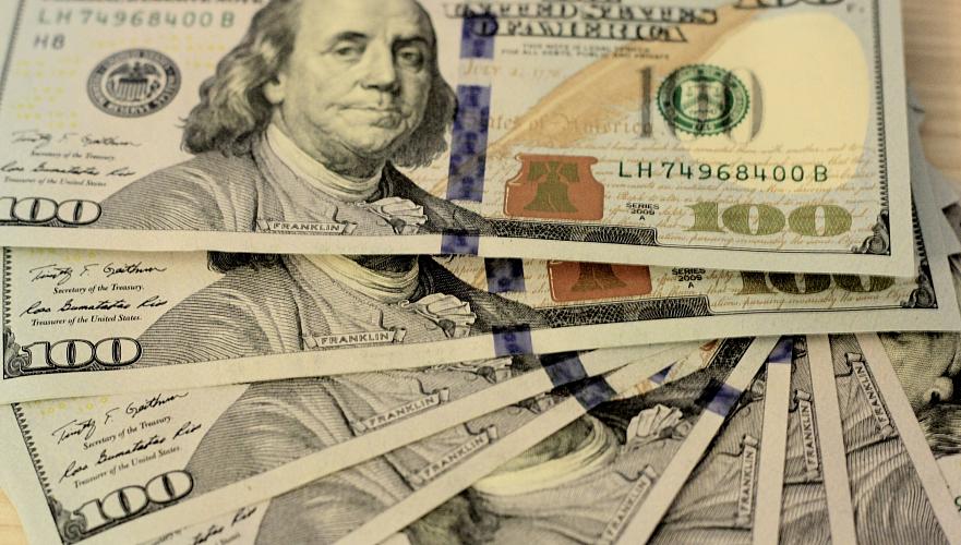 Казахстанцы стали покупать доллары от страха перед обесценением тенге – эксперт