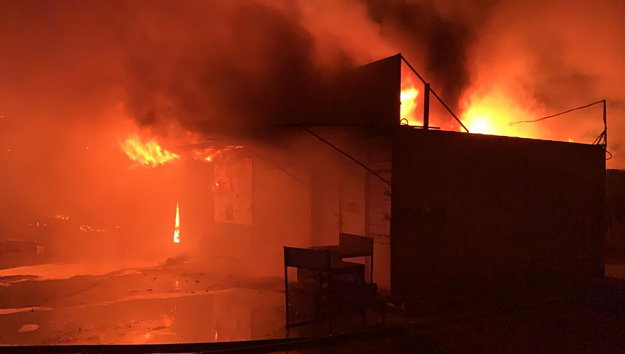 Крупный пожар потушили на рынке в Караганде