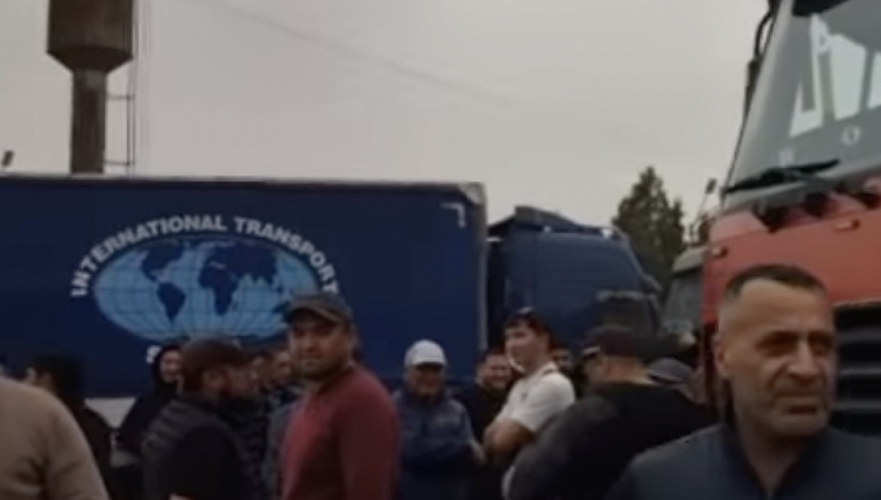 Фуры перекрыли Кульджинский тракт в Алматинской области