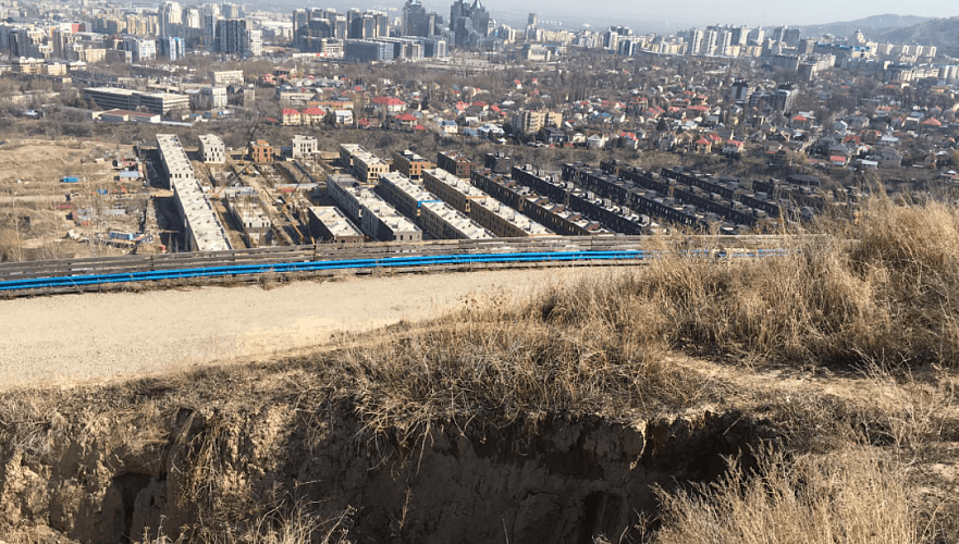 Над «Есентай-сити» в Алматы формируется оползень, возможна страшная трагедия – архитектор