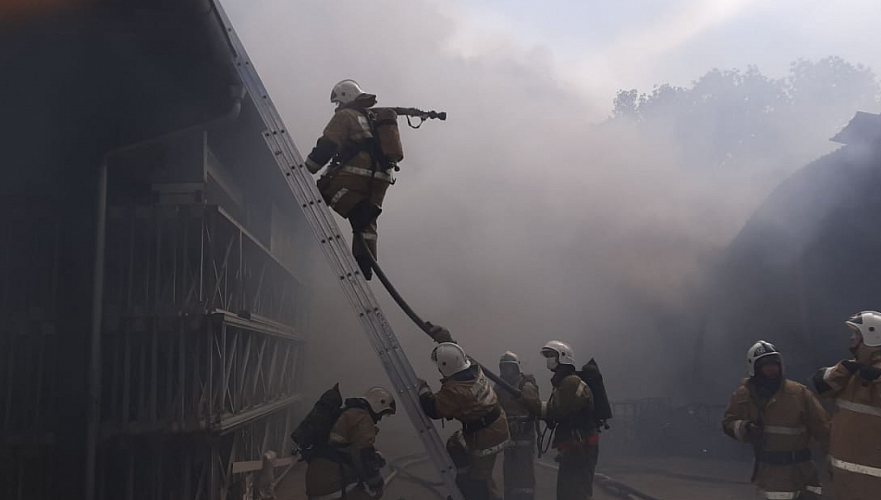 Крупный пожар тушат на складе макулатуры в Алматы (видео)