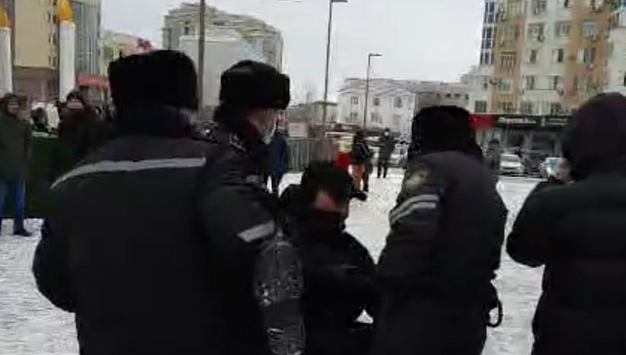 Силовики в Атырау забрали Макса Бокаева с акции в поддержку протестующих Мангистау