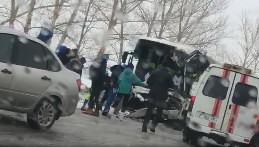 Восемь юных спортсменов пострадали при столкновении автобуса с грузовиком в ВКО