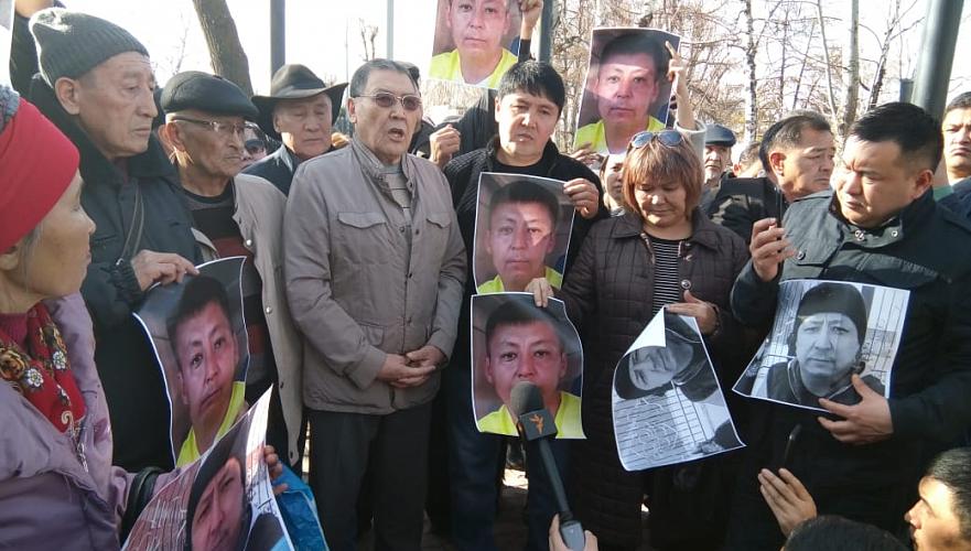 У горпрокуратуры Алматы проходит митинг в поддержку адмарестованных 22 февраля (видео)