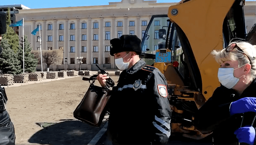 Жители Уральска возмущены многомиллионным ремонтом площади у акимата на фоне ЧП (видео)